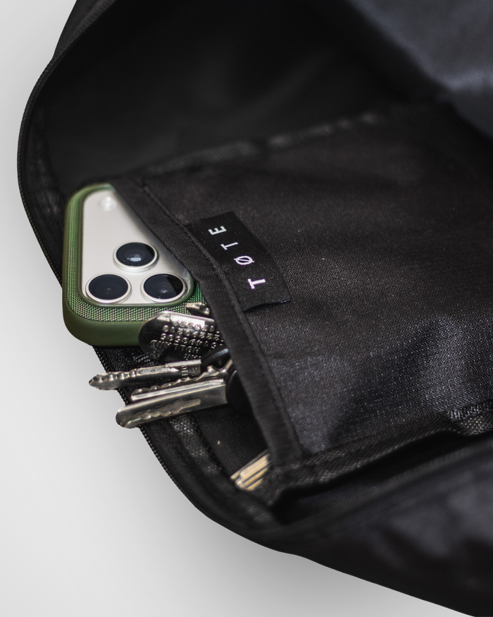 FIN Carry | Black