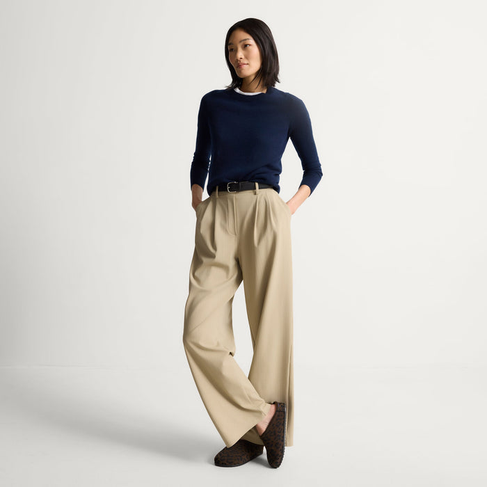 model | Alternate view of a model wearing The Casual Clog in ReVelvet™ Cheetah. \ sdas