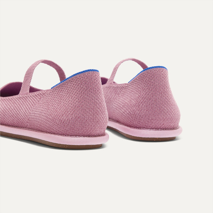 Close up of the heel of The Cruiser Mary Jane in ReVelvet™ Lilac, with Rothy's signature blue halo.
