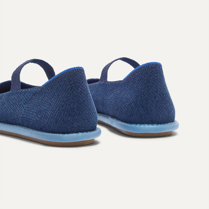 Close up of the heel of The Cruiser Mary Jane in ReVelvet™ Navy, with Rothy's signature blue halo.