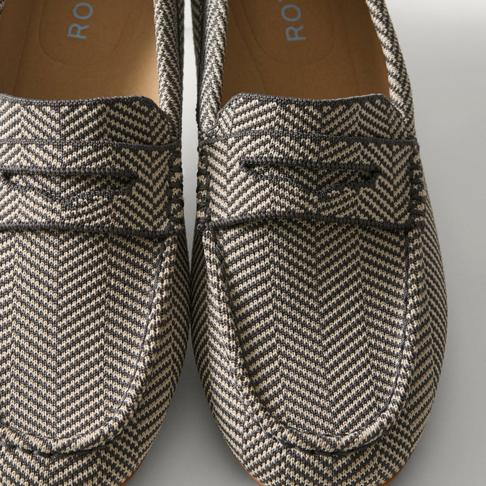 macro | Close up of the toe and vamp of The Daily Driver in Iron Herringbone.
