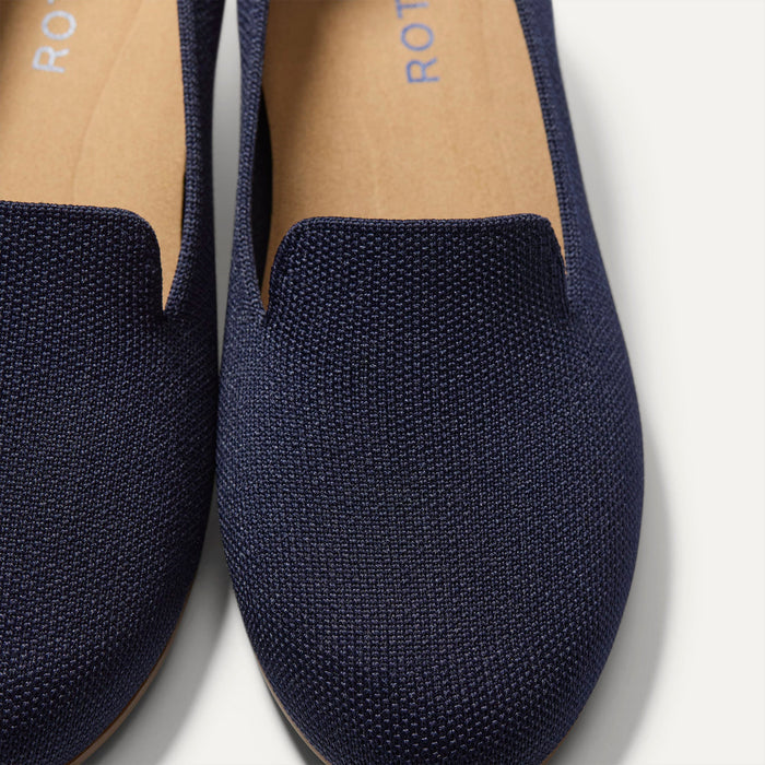 macro | Close up of the toe and vamp of The Daily Loafer in Navy.