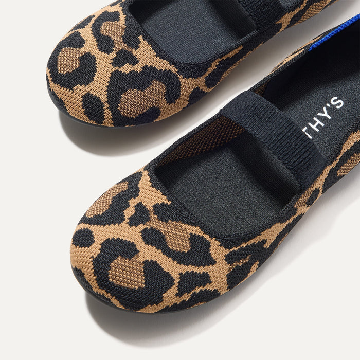 Close up of the toe and vamp of The Kids Mary Jane in Amber Cat.