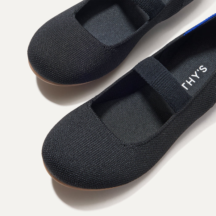 Close up of the toe and vamp of The Kids Mary Jane in Black.