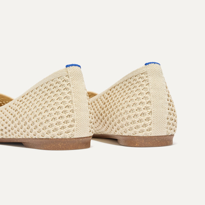 Close up of the heel of The Max Square in Off White Mesh with Rothy's signature blue halo.