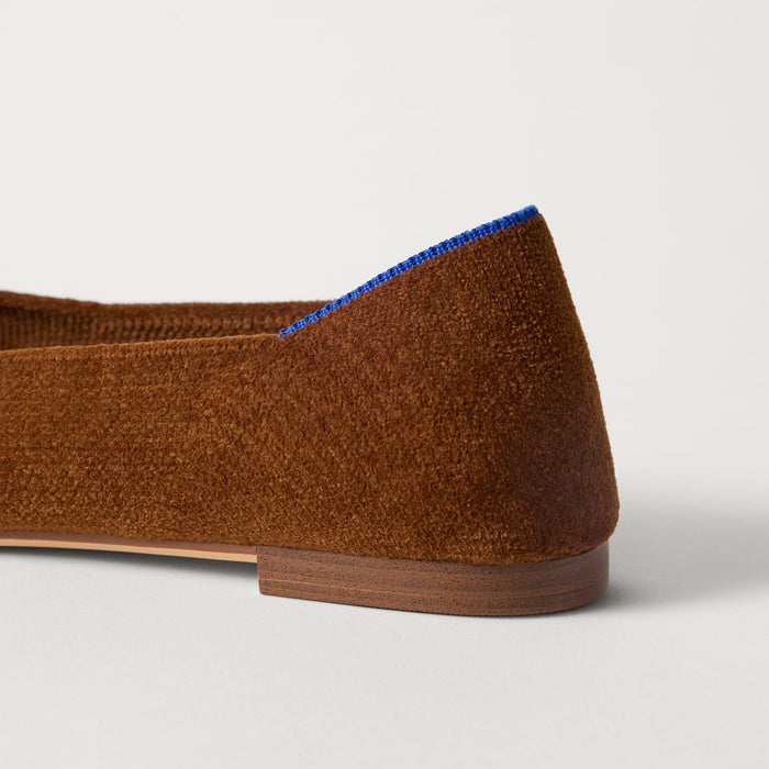 Close up of the heel of The Point III in ReVelvet Russet, with Rothy's signature blue halo.