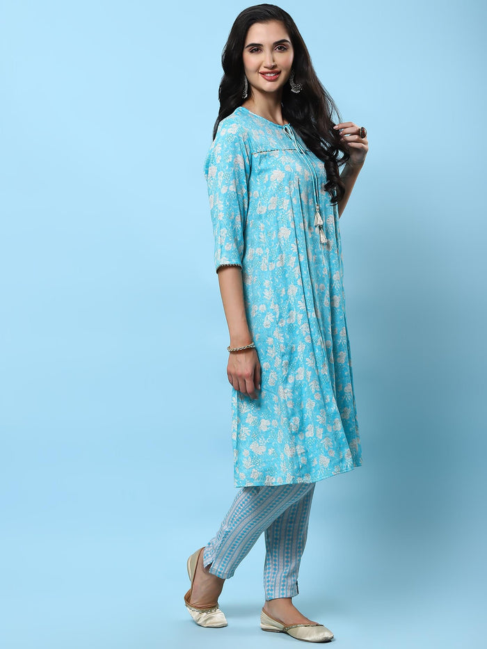 Women Blue Floral Printed Kurta With Trouser.