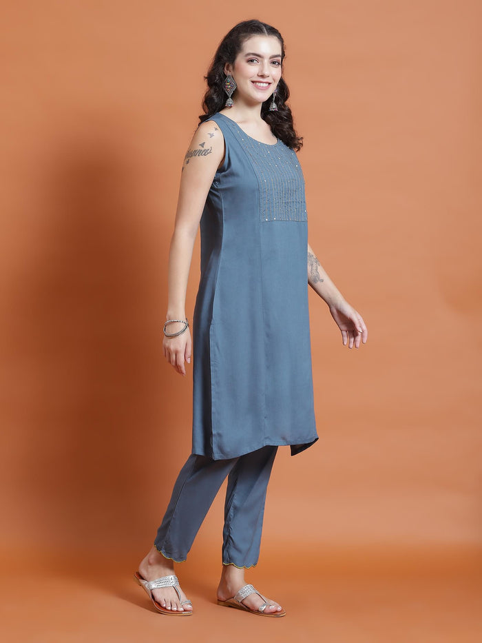 Women Green Geometric Print Kurta Jacket Trouser.
