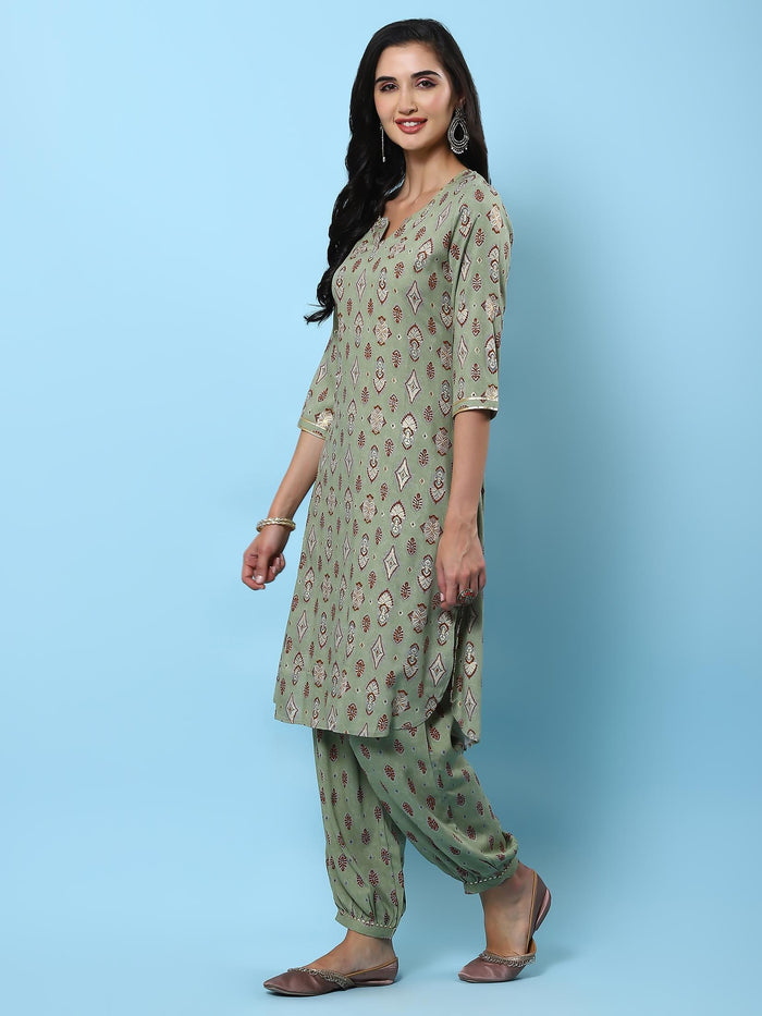 Women Green Printed Kurta With Harem Pant.