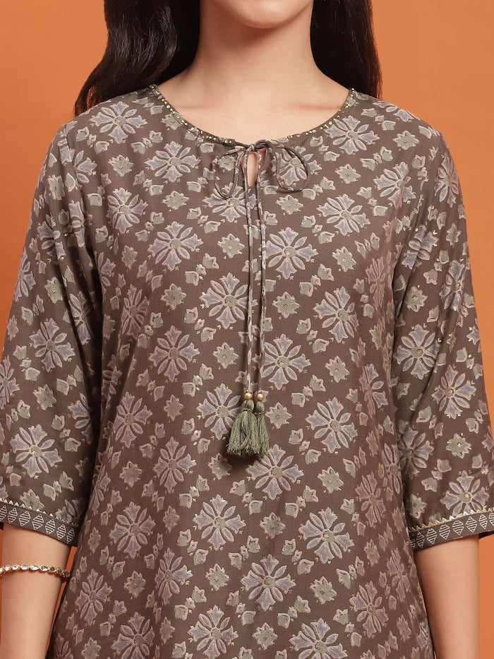 Women Grey Floral Print Kurta With Comfort Pant.