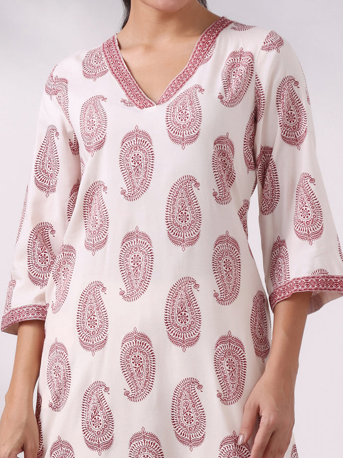 Women Liva Off White and Maroon Printed Kurta