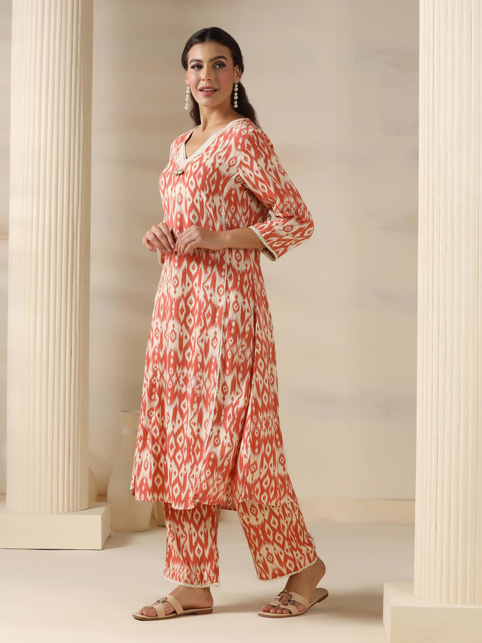Women Liva Peach Geometric Print Kurta With Comfort Pant.