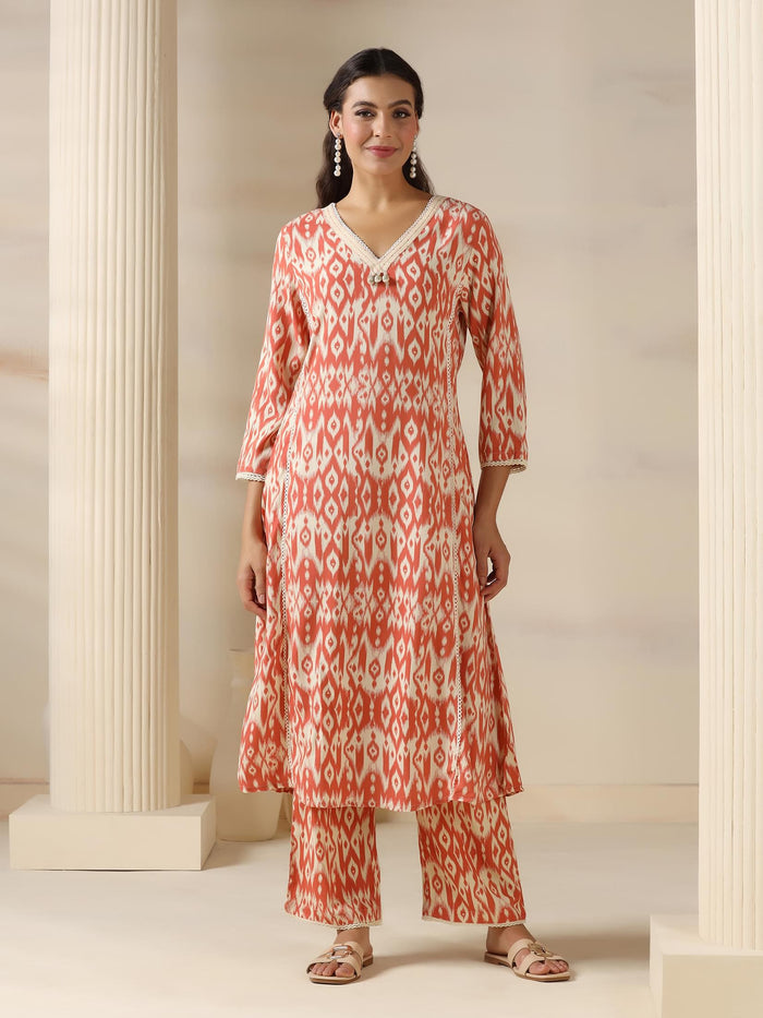 Women Liva Peach Geometric Print Kurta With Comfort Pant.