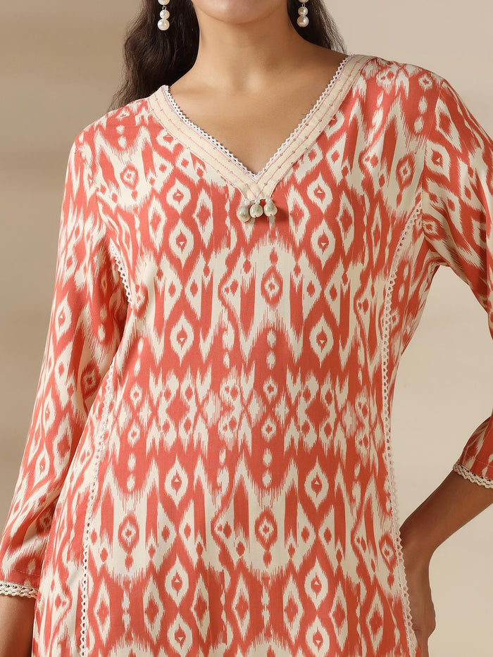 Women Liva Peach Geometric Print Kurta With Comfort Pant.