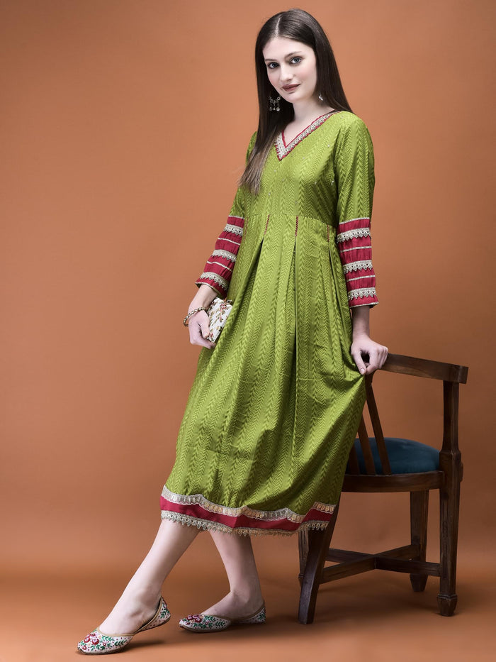 Women Liva (Rayon) Green Geometric Dress.