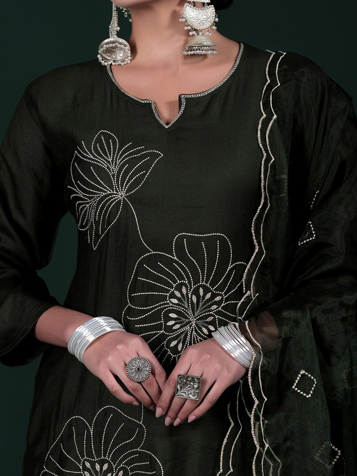 Women Poly Viscose Green Embroidered Kurta Comfort Pant Dupatta.