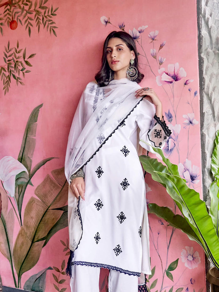 Women Rayon White Kurta Comfort Pant Dupatta.