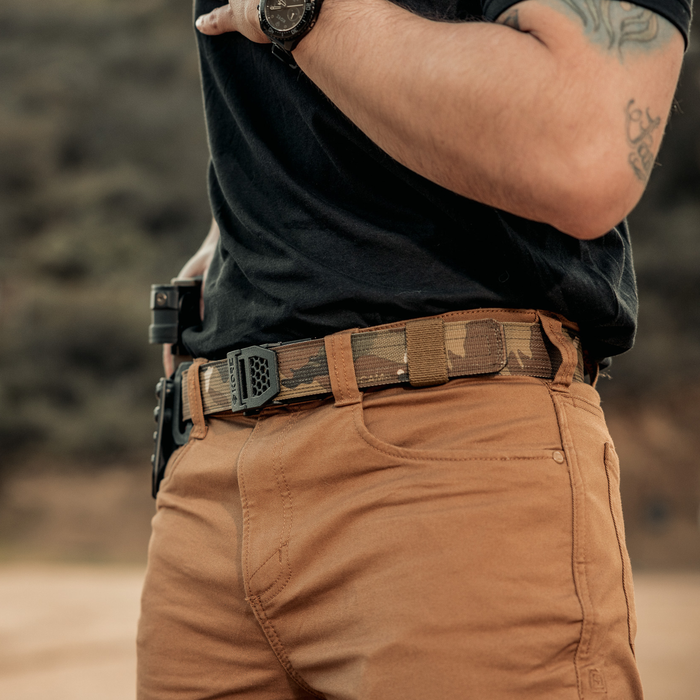 Man wearing a Kore Essentials 1.5" Multicam regular EDC gun belt.
